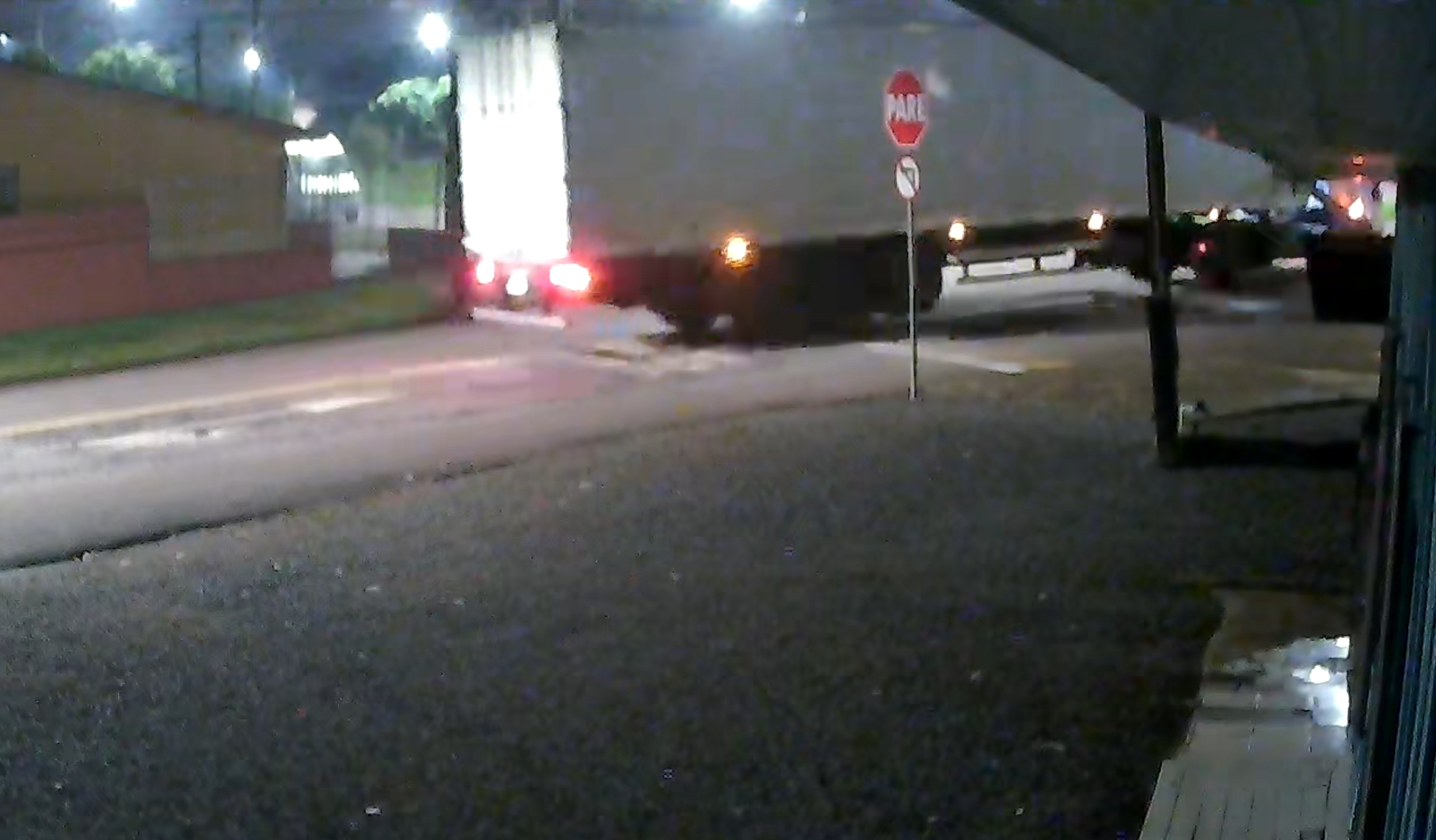 Imagem referente a Câmera capta momento que caminhão enrosca em fios e derruba Poste