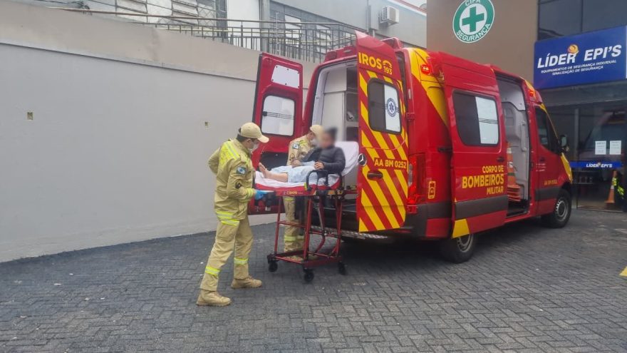 Jovem é socorrida após sofrer queda de altura em imóvel no Centro