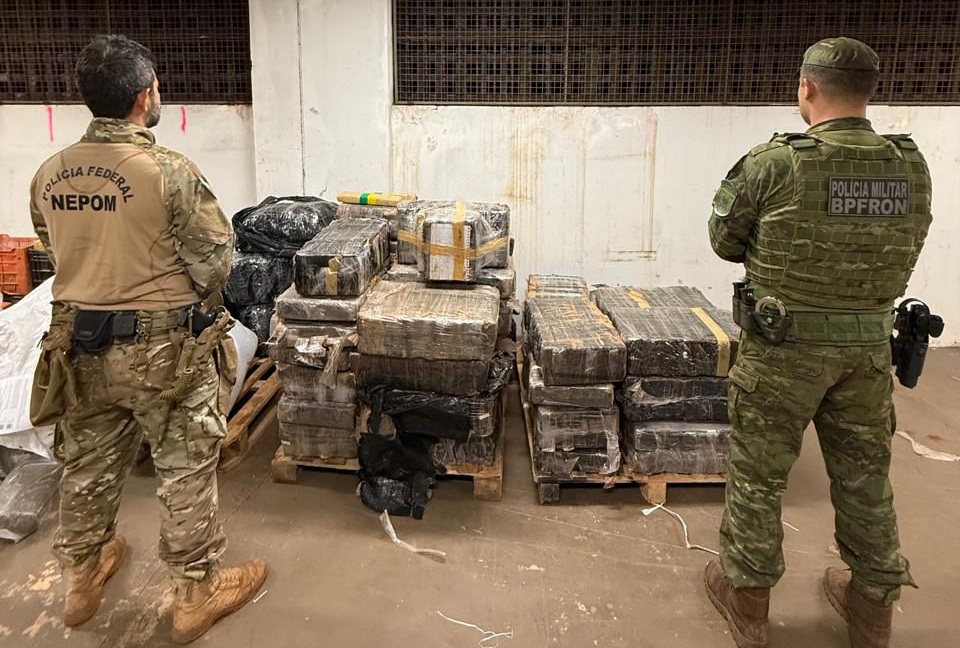 Quase uma tonelada de maconha é apreendida em operação na fronteira de Foz do Iguaçu Quase uma tonelada de maconha é apreendida em operação na fronteira de Foz do Iguaçu