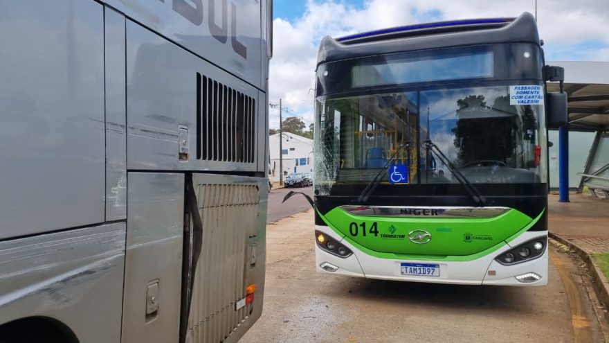 Ônibus se envolvem em colisão na Avenida Tancredo Neves
