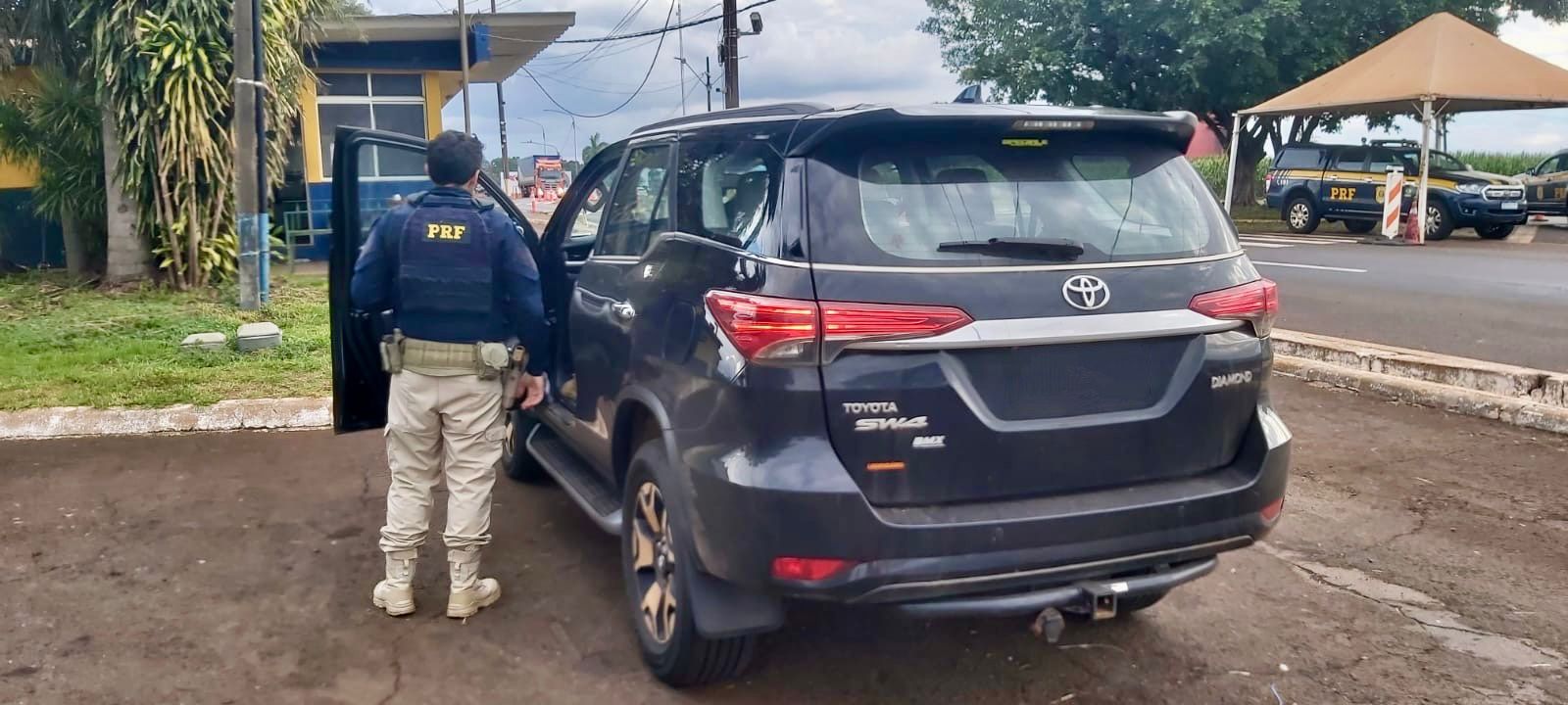 PRF recupera três caminhonetes Hilux levadas por ladrões na Região Oeste PRF recupera três caminhonetes Hilux levadas por ladrões na Região Oeste