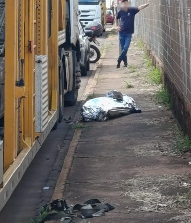 Imagem referente a Trabalhador morre após acidente grave durante descarregamento de veículos