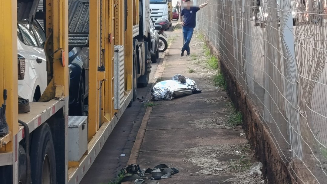 Trabalhador morre após acidente grave durante descarregamento de veículos Trabalhador morre após acidente grave durante descarregamento de veículos