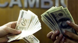 Dólar cai e fecha abaixo de R$ 5, após recuo de Trump no Irã