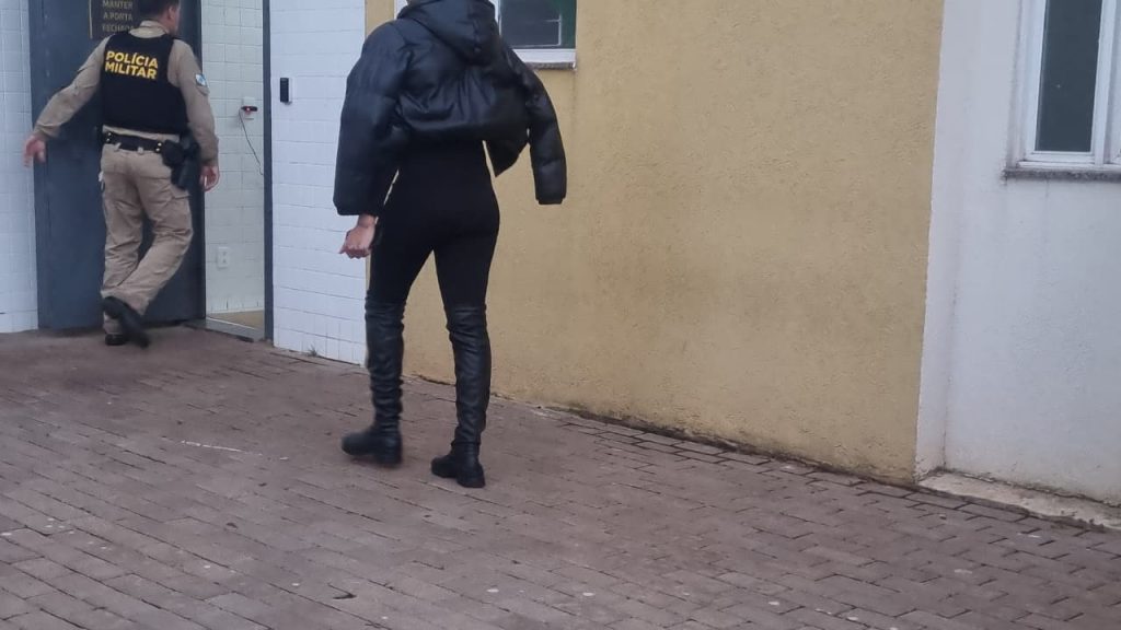 Mulher trans é detida após agressão contra companheiro no Bairro Periolo