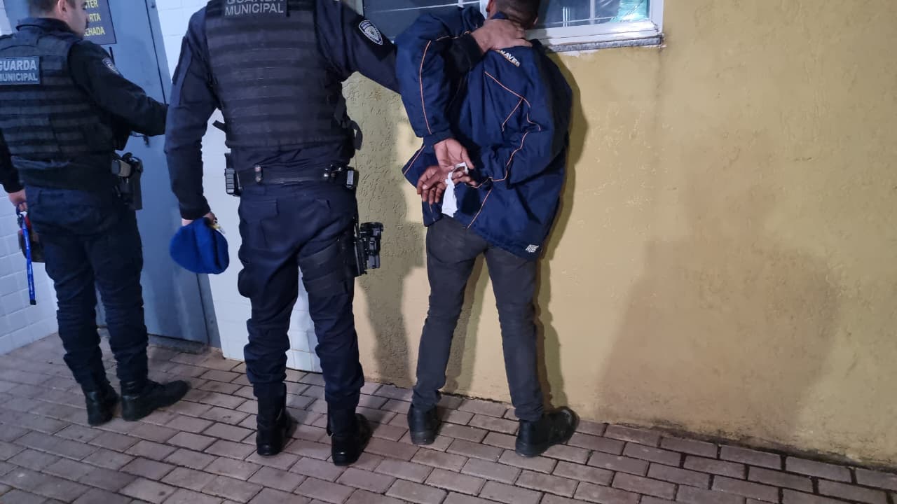 Homem é detido após desacatar agentes da Guarda Municipal no Terminal Oeste de Cascavel Homem é detido após desacatar agentes da Guarda Municipal no Terminal Oeste de Cascavel