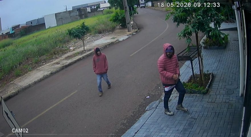 Câmeras flagram dupla arrombando casa e furtando TVs no bairro Interlagos