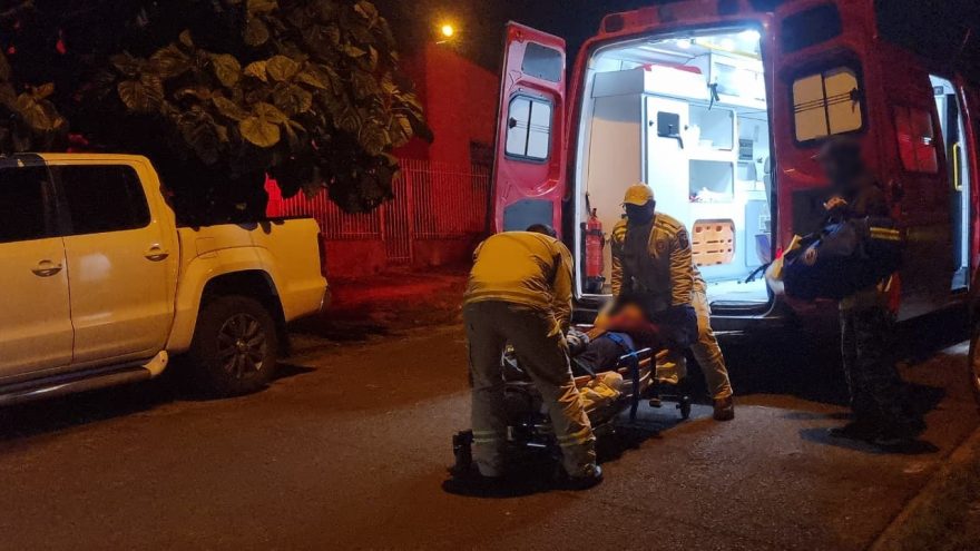 Mulher cai enquanto limpava janela e sofre luxação no tornozelo