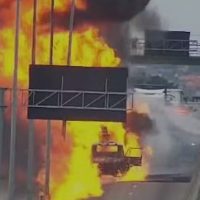 Imagem referente a Caminhão de combustível pega fogo na Avenida Brasil