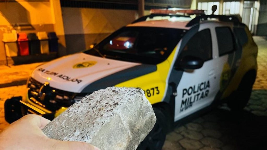 Sargento do Choque fica ferido e homem é preso após agressão com paver