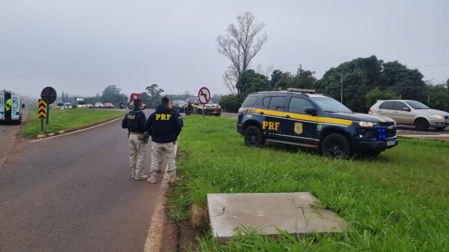 Jovens têm lesões graves em colisão frontal na marginal da BR-277