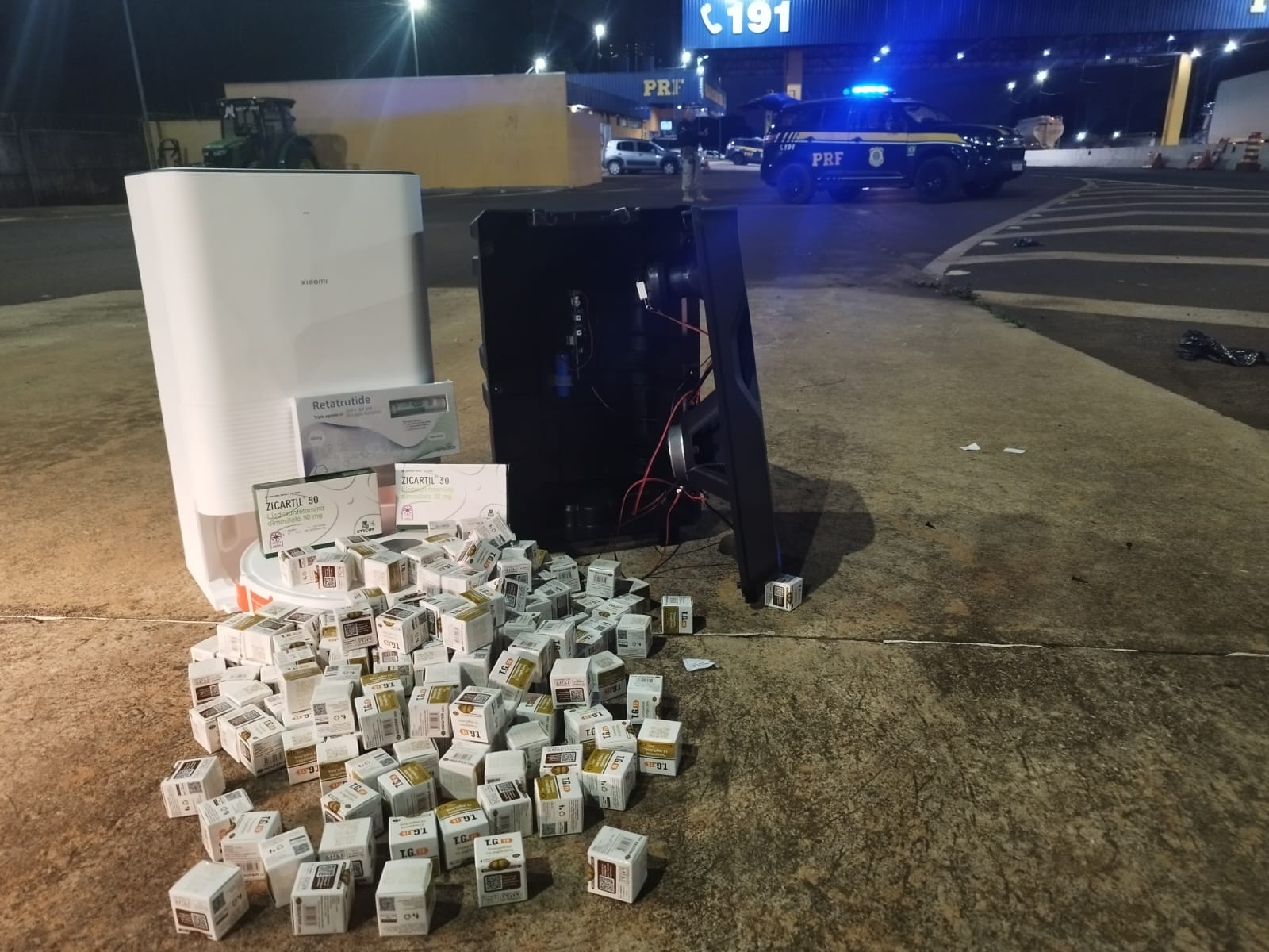 PRF apreende 600 ampolas de remédio para emagrecer e carro lotado de cigarros na BR-277