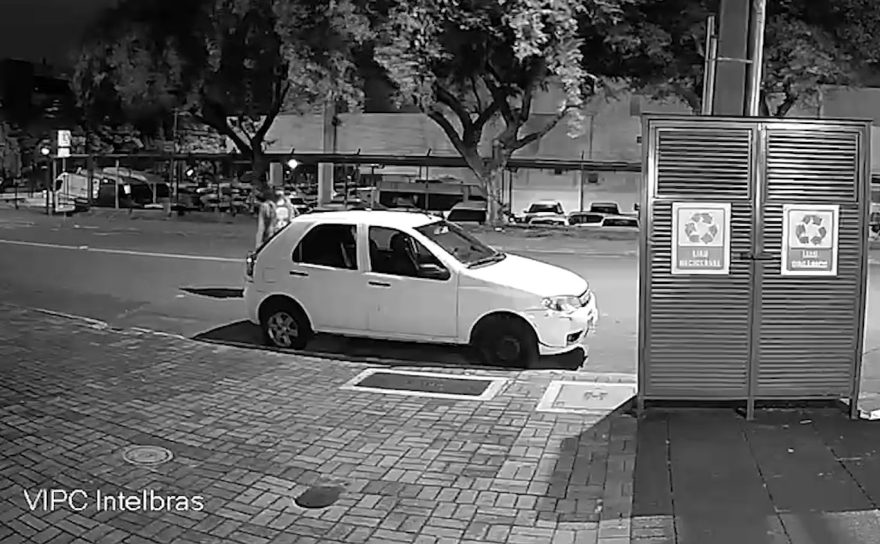 Vídeo mostra ladrão arrombando carro e realizando furto no Centro