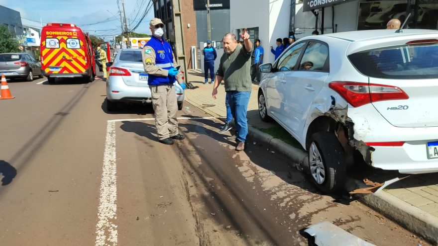 Nissan Sentra ‘desgovernado’ atinge carros na Avenida Carlos Gomes