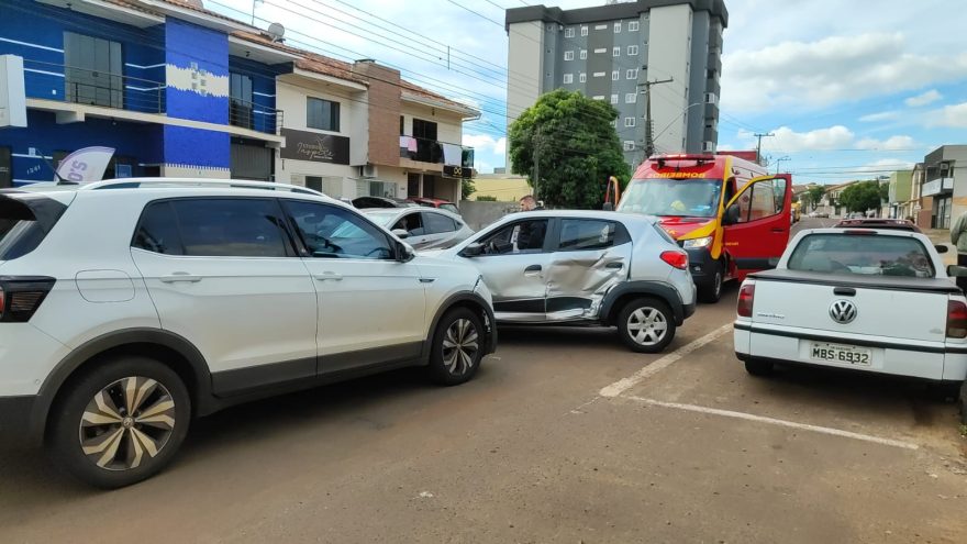 Motorista de 47 anos fica ferido após colisão entre três carros na Rua General Osório