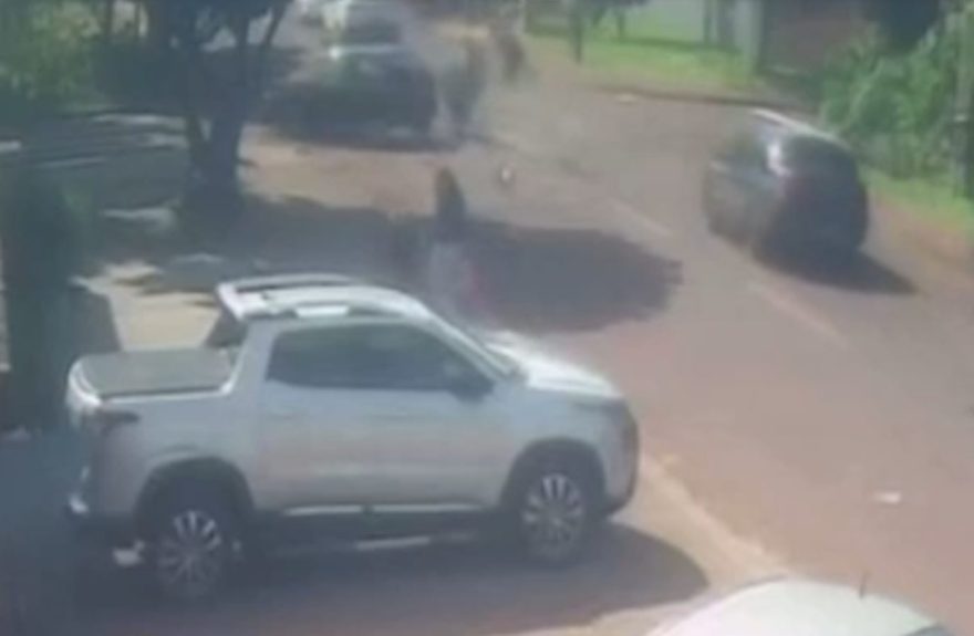 Câmera de monitoramento flagra acidente entre carro e moto no Claudete, em Cascavel