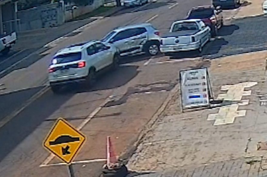 Vídeo mostra Kwid fazendo retorno no meio da quadra e sendo atingido por T-Cross