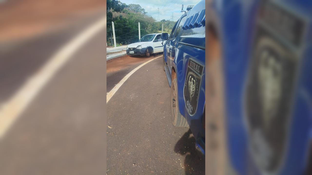 Carro furtado é encontrado depenado pela GM no bairro Melissa