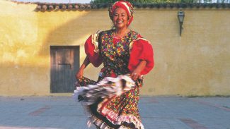 Totó La Momposina, ícone da cultura colombiana, morre aos 85 anos