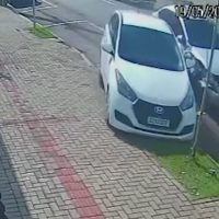 Imagem referente a Vídeo mostra motorista embriagado batendo contra HB20 estacionado na Avenida Carlos Gomes