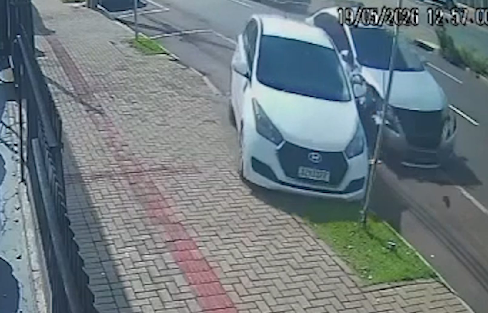 Imagem referente a Vídeo mostra motorista embriagado batendo contra HB20 estacionado na Avenida Carlos Gomes
