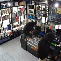 Imagem referente a Vídeo mostra ladrões realizando assalto em loja de eletrônicos em Cascavel