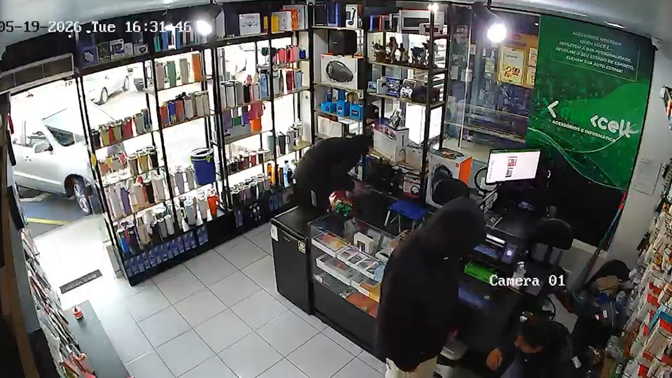 Imagem referente a Vídeo mostra ladrões realizando assalto em loja de eletrônicos em Cascavel