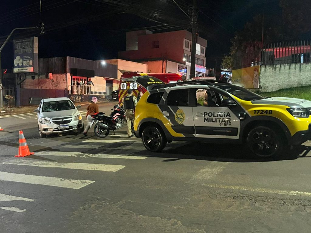 Motociclista fica ferido em colisão entre carro e moto no cruzamento das ruas Europa e Copacabana