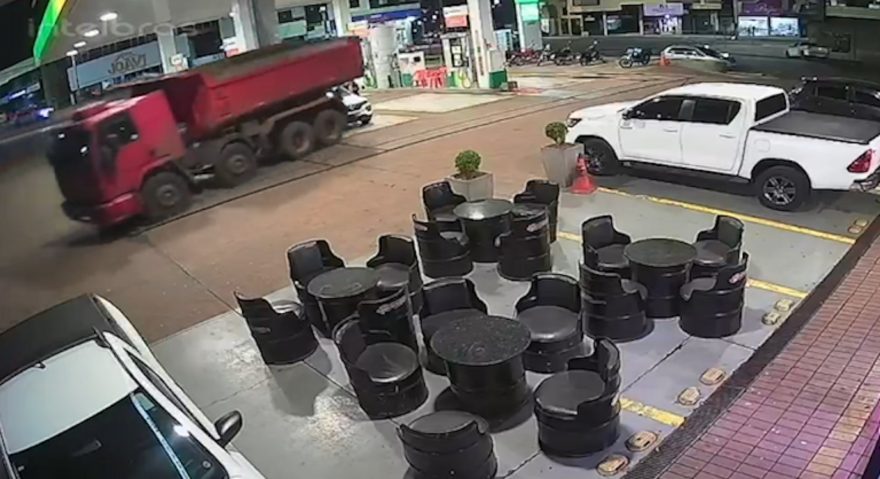 Impressionante! Câmeras registram caminhão desgovernado atingindo posto de combustíveis