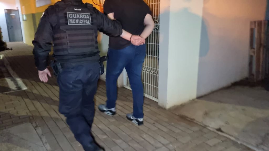 Homem é preso após fugir de blitz e responder por diversos crimes de trânsito