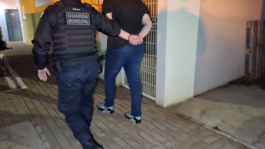 Homem é preso após fugir de blitz e responder por diversos crimes de trânsito