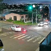 Imagem referente a Câmera de segurança registra momento de acidente entre carro e moto no bairro Periolo