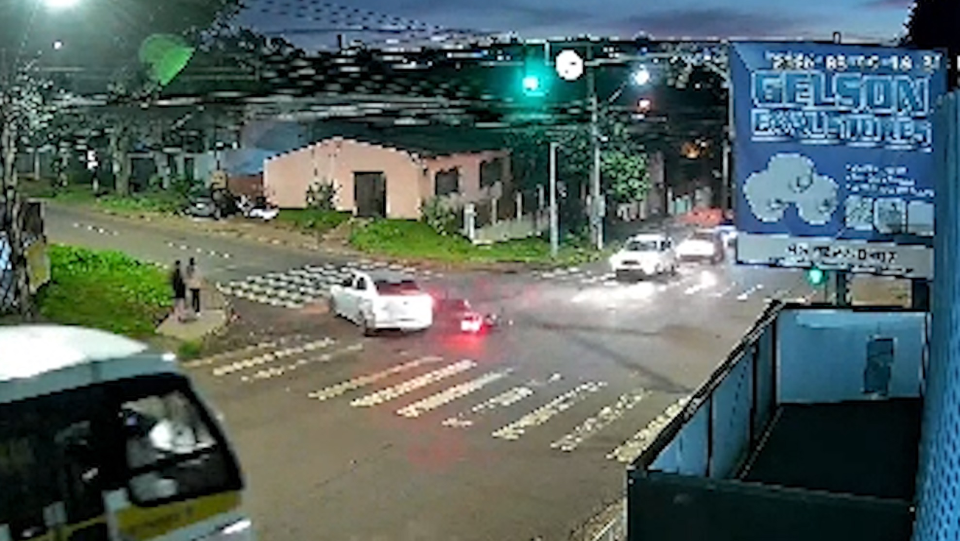 Imagem referente a Câmera de segurança registra momento de acidente entre carro e moto no bairro Periolo