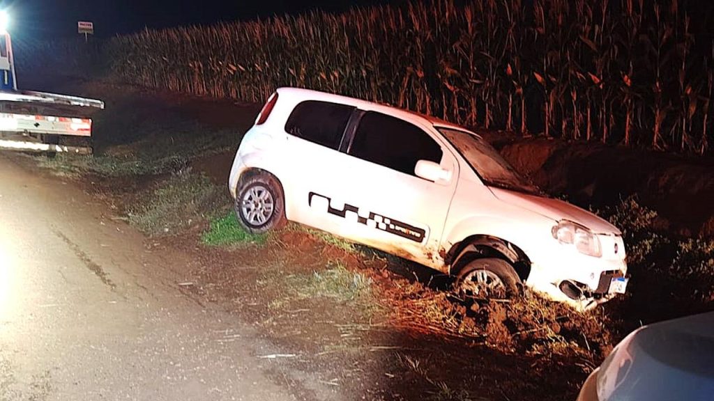 Fiat Uno sai da pista e deixa jovem ferido na rodovia PR-182 entre Maripá e Toledo