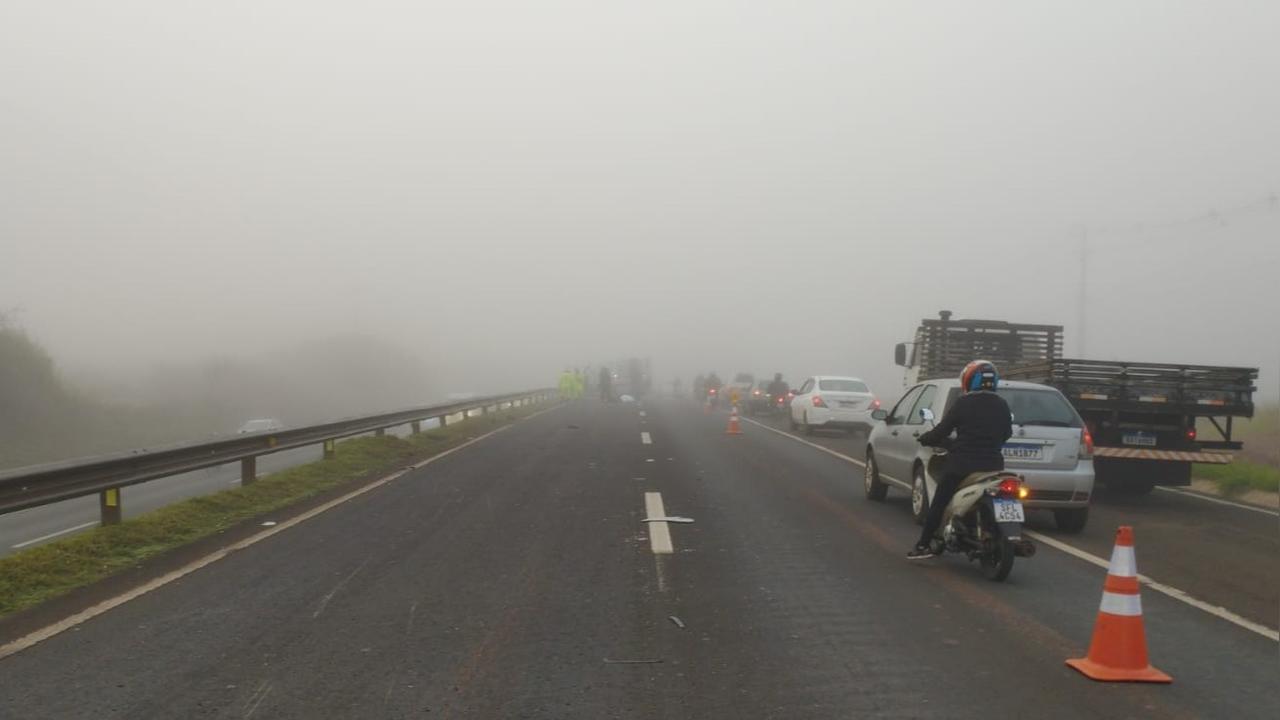 Acidente em meio à neblina termina com morte de motociclista na BR-376