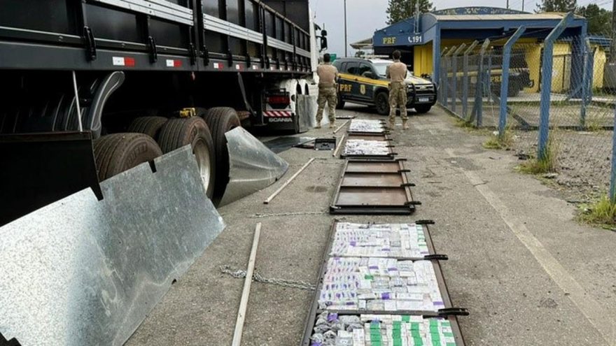 PRF apreende carga de anabolizantes e emagrecedores escondida em carreta na BR-277