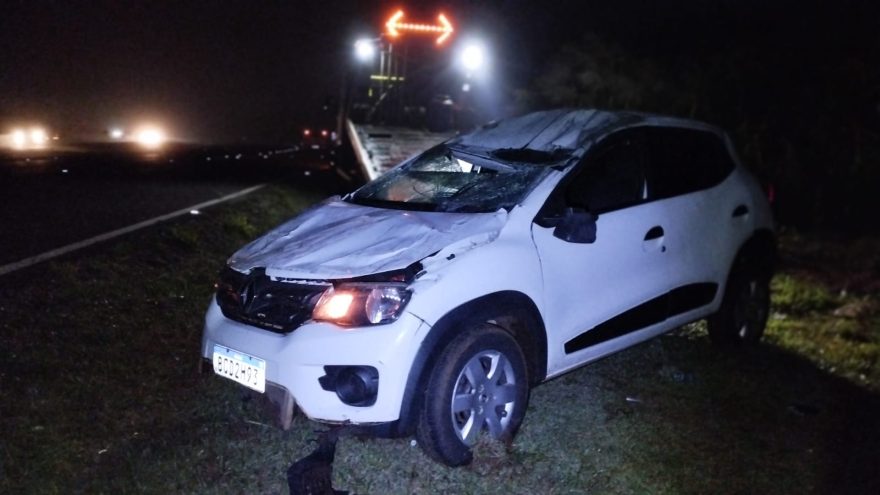 Renault Kwid capota na BR-277 mas motorista recusa atendimento