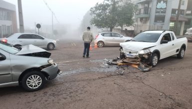 Imagem referente a Carros se envolvem em colisão na Rua Jacarezinho e mulheres ficam feridas