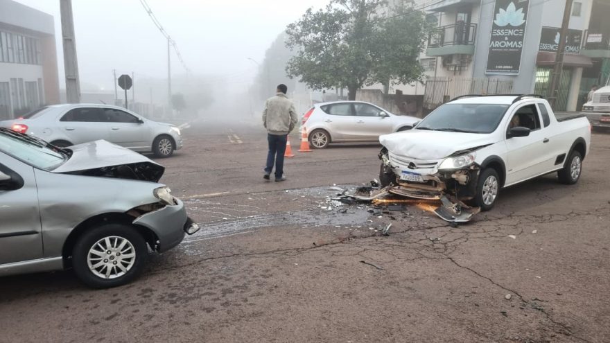 Carros se envolvem em colisão na Rua Jacarezinho e mulheres ficam feridas