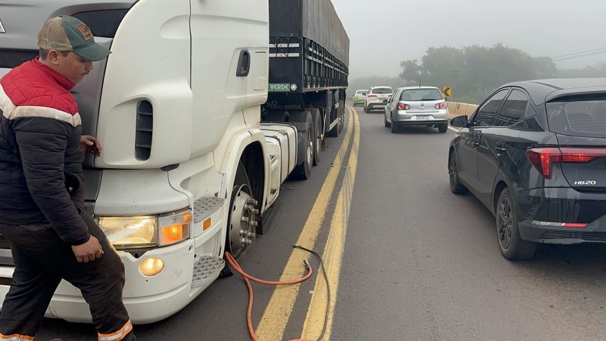 Caminhão quebra no Viaduto da Rua Souza Naves e gera caos na BR-277
