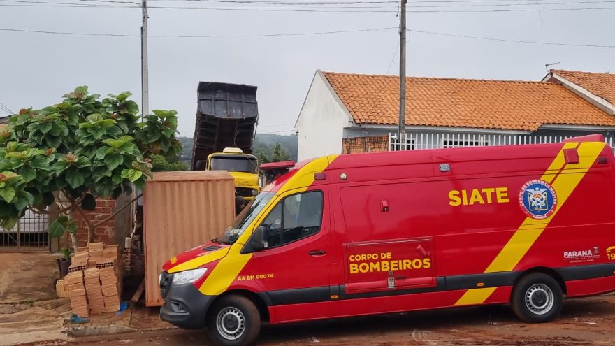 Homem fica ferido após ser prensado por caminhão durante manobra em Cascavel