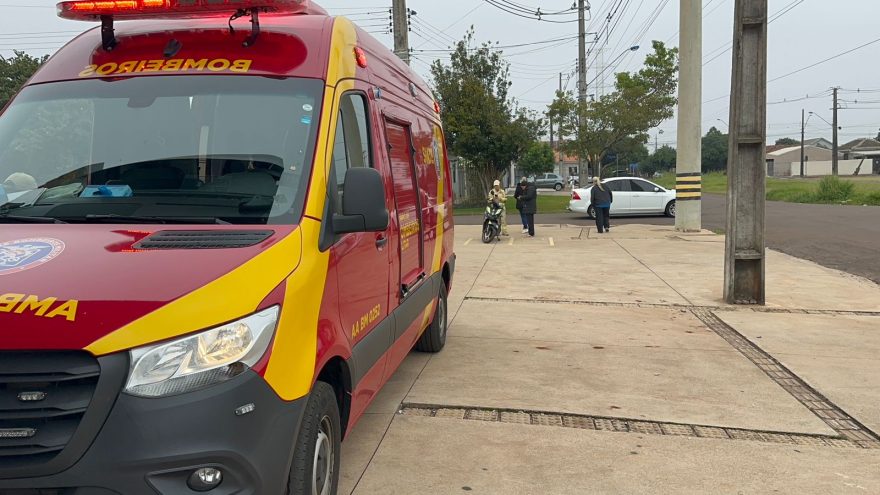 Jovem fica ferida após colisão entre carro e moto no Santa Felicidade