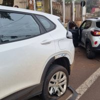 Imagem referente a Kwid e Tracker se envolvem em colisão no Bairro Neva