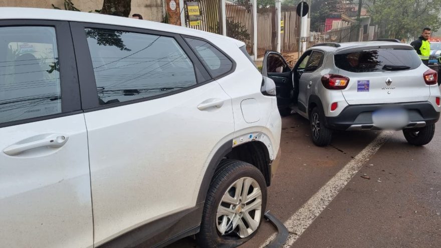 Kwid e Tracker se envolvem em colisão no Bairro Neva