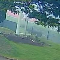 Imagem referente a Vídeo mostra carro passando reto na Avenida e subindo em rotatória na Região da FAG