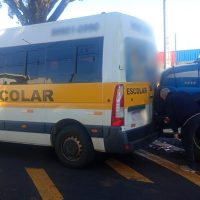 Imagem referente a Van desengatada atinge caminhão estacionado no Bairro Alto Alegre