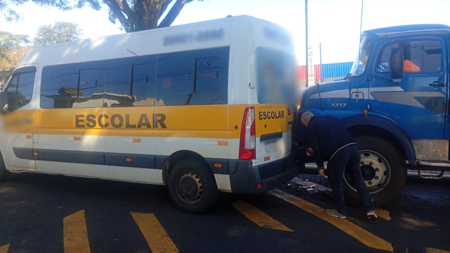 Van desengatada atinge caminhão estacionado no Bairro Alto Alegre