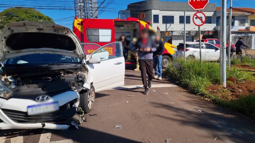 HB20 e Toyota Yaris se envolvem em colisão no Bairro Coqueiral