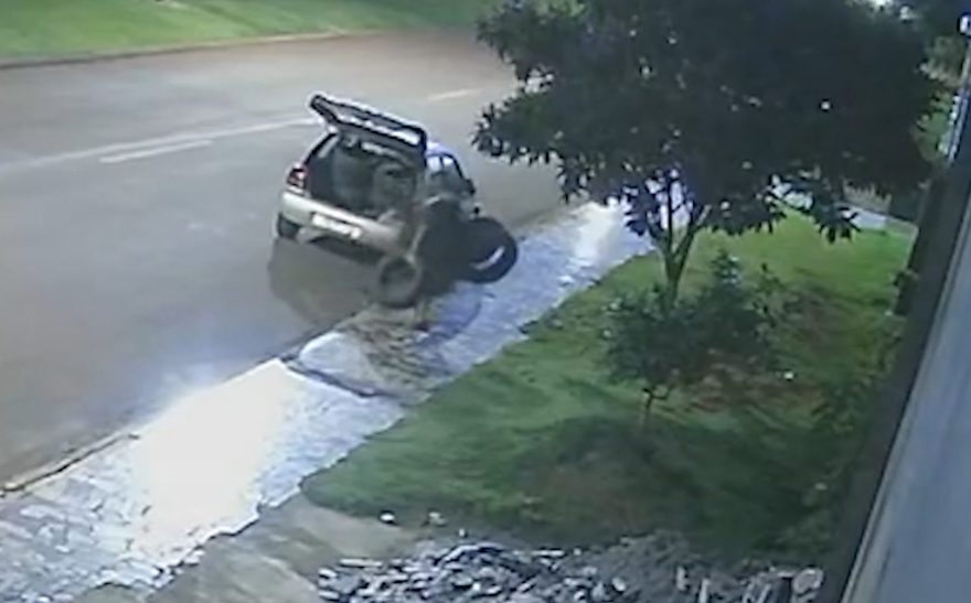 Homem é flagrado descartando pneus pelo Bairro Pioneiros Catarinenses