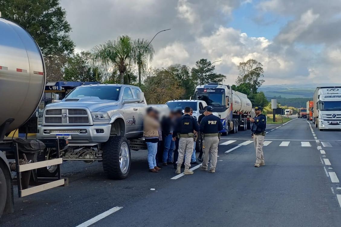 PRF flagra pela 6ª vez Rincon sem habilitação dirigindo Dodge RAM 'ilegal'
